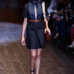 Abito in denim con apertura a goccia sul davanti