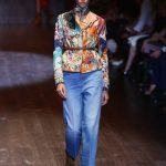 Denim oversize e giacca fantasia