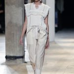 Pantaloni bianchi e blusa senza maniche
