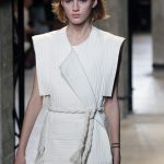 Top con manica kimono e gonna sfrangiata
