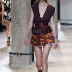 Minigonna plissettata con blusa scollata a V