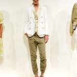 J. Crew, chino jogger color cachi e giacca alla marinara