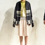 J. Crew, bermuda al ginocchio oversize con mantella peruviana e maglia con lustrini