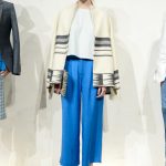 J. Crew, pantaloni larghi blu e mantella peruviana