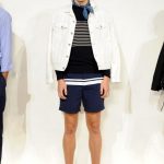 J. Crew, shorts blu navy su maglia a righe e giubbino bianco