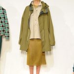 J. Crew, parka verde muschio su gonna a pieghe color salvia