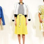 J. Crew, longuette gialla a rete, maglia a righe e giubbino bomber