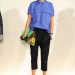 J. Crew, chino blu navy a 3/4, camicia in denim e pochette a battente con ologramma