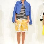 J. Crew, bermuda con paillettes dorate, maglietta a righe breton e giubbino corto in denim