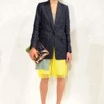 J. Crew, bermuda in tessuto rete gialli, giacca in denim oversize e borsa con ologramma