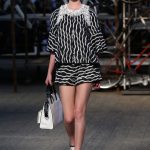 Shorts e blusa e righe nere e bianche