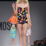 Corpetto e shorts con stampe pop