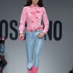 Jeans azzurri iridescenti e camicia con cuori