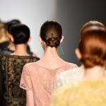Tadashi Shoji, particolare chignon con treccia