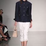 Giacca militare blu navy su pantaloni bianchi 3/4