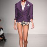 Giacca oversize viola su mini shorts