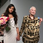 Vivienne Westwood mostra la spilla