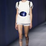 Culotte space, maglia in pelliccia bianca e fibbia metallica