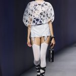 Top a fiori con culotte e cappa a "uovo"