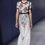 Top a fiori e gonna trasparente