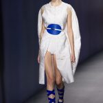 Abito con fibbia e sandali blu in contrasto colore