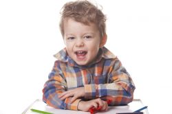 I bambini iperattivi tendono a passare da un gioco all'altro e difficilmente portano a termine un'attività.