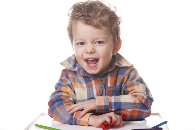 I bambini iperattivi tendono a passare da un gioco all'altro e difficilmente portano a termine un'attività.