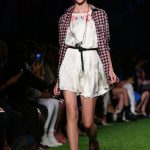 Abito bianco in seta con camicia a quadri