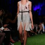 Abito in chiffon bianco con lustrini