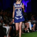 Kaftano blu con ricamo floreale e bordo a corolla