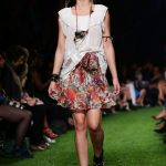 Gonna a ruota a fiori e blusa bianca