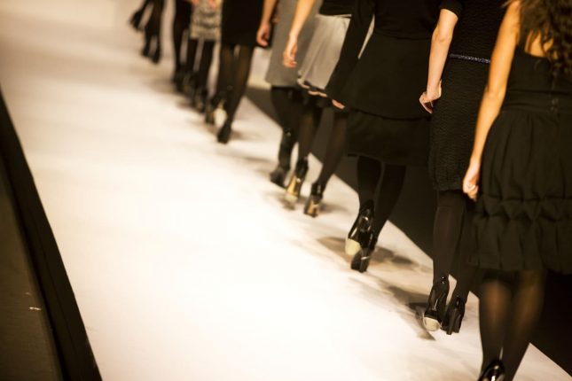 Modelle su una passerella per una sfilata