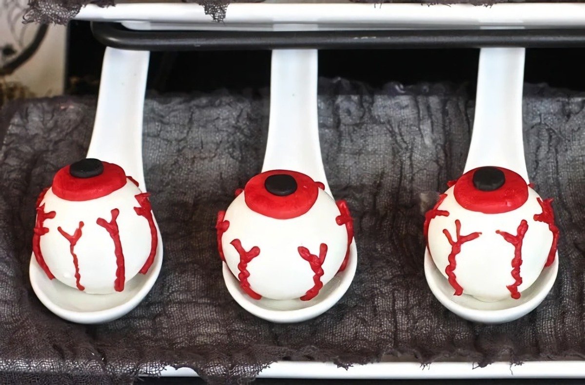 occhi insanguinati dolci