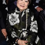 Fiori, piume, blu pavone: quintessential Anna. #streetstyle PFW september 2014