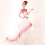 Abito Atelier Aimèe con dettagli fucsia.