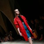 Cappotto rosso e longuette ottanio