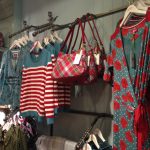 Ness, maglia a righe e abito a fiori