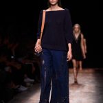 Pantaloni ampi traforati e maglioncino