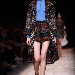 Top tagliato, shorts e cappotto