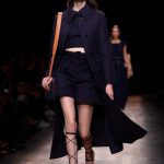 Shorts e top blu con cappotto