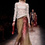 pantaloni a palazzo e maglioncino