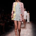Miniabito in chiffon con volant