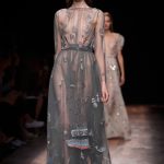 Vestito lungo grigio con trasparenze
