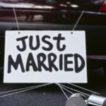 targa just married completata da barattoli per l'auto nuziale
