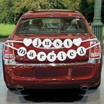 bandierine just married legate al portabagli dell'auto font by orientaltrading