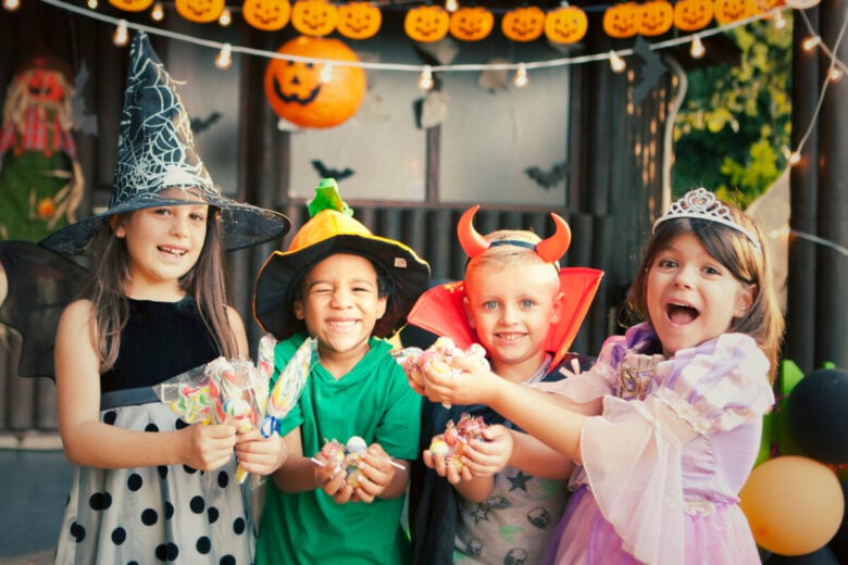 Bambini travestiti che stanno festeggiando Halloween con dolcetti