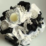 Bianco e nero per il bouquet di Florio Design, via Esty.