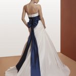 abito da sposa blu e bianco
