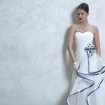 abito da sposa con dettagli in blu