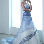 abito da sposa bianco con sfumature in blu
